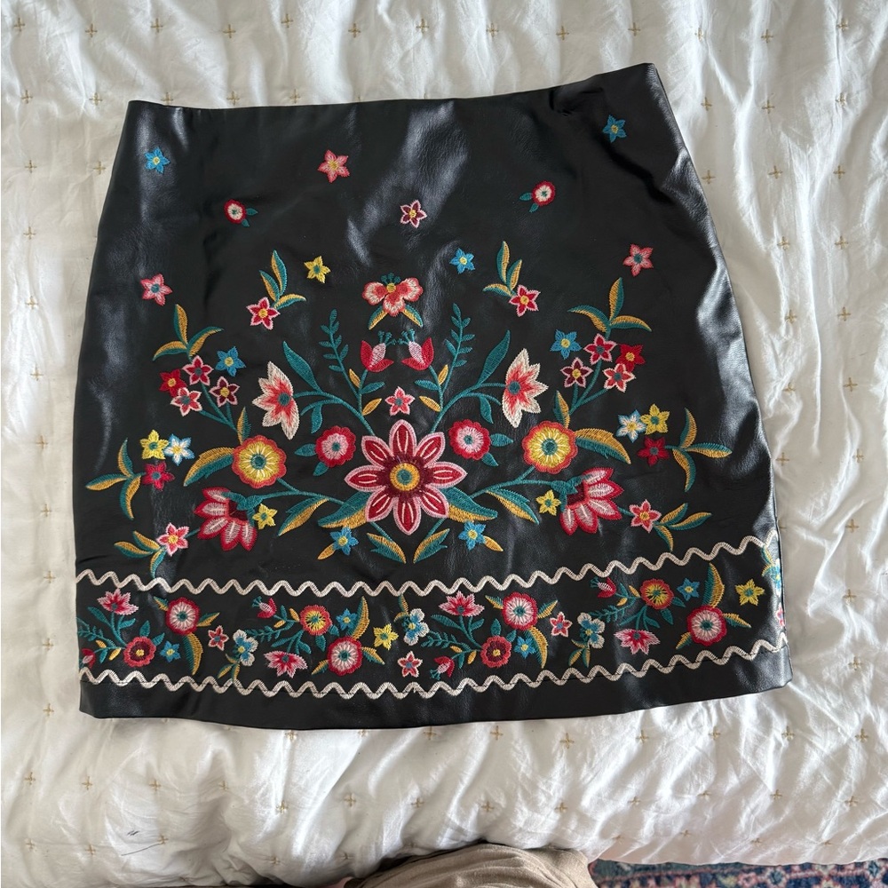 Umgee Women’s Floral Embroidered Boho Mini Skirt Size S